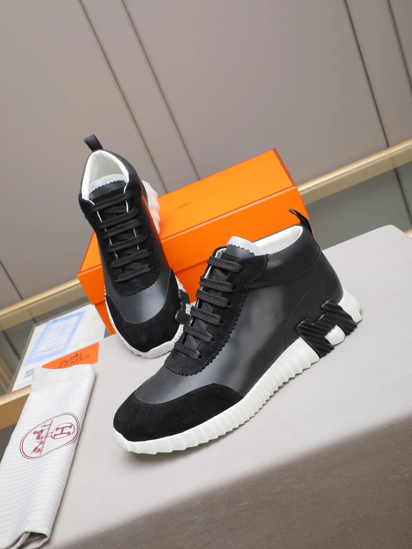 PPP460 (Hermes high-top men's shoes)🆕Men's sports shoes, decorated with textured calfskin details. Spliced ​​with original cowhide, this shoe draws inspiration from the equestrian world, integrating technical details and practical functions. Breathable sheep lining, original combination outsole, high-end quality, and every detail is perfectly combined! Size: 38-44 (45 can be customized)